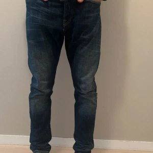 Mörkblå jeans från Lee W31 L32 - Säljer ett par mörkblå jeans från Lee i modellen Heath, storlek W31 L32. Jeansen har klassisk femficksdesign, normal passform och lite mer åt slim hållet. 