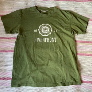 T-shirt riverfront - T-shirt med tryck på framsidan!  Sparsamt använd och har inga skavanker eller defekter🌸 