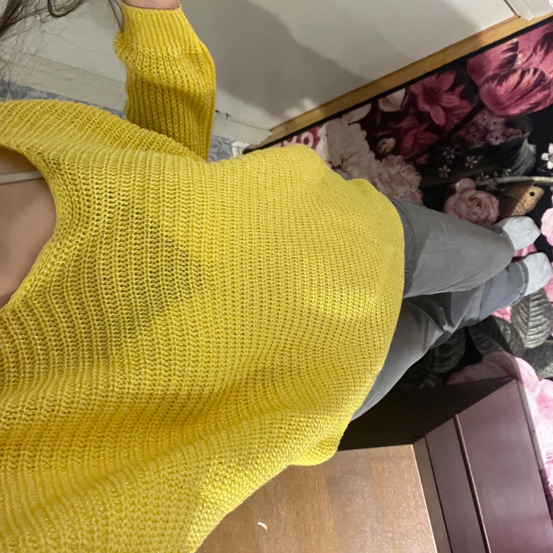 Gul stickad tröja med v-ringning - 1