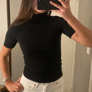 Polo tröja - Svart tajt polo tröja från Lindex i storlek XS. Aldrig använd