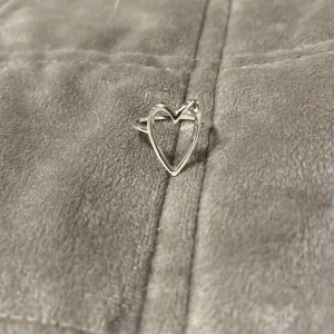 Set med tre silverringar - Säljer ett set med tre stilrena silverringar. En ring har ett öppet hjärta som design, en är tunn och slät medan den tredje har en tvinnad struktur. Perfekta att bära tillsammans eller var för sig för en trendig look. Säljer alla tsm kostar 80 kr men kan sänka vid snabbt köp ❤️