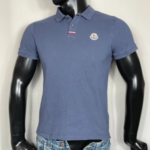 Moncler Piké - Moncler pikétröja. Skick: 8/10. Retail: 4,700 SEK.