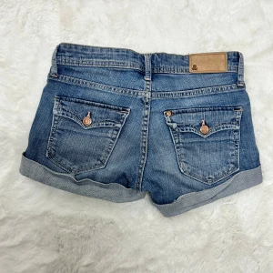 Lågmidjade jeansshorts  - Lågmidjade jeansshorts i stolek 34. Midjemått:36. Köp sker via köp nu, jag postar inom 24h. Kvar tills markerad såld 