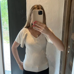 Only tröja  - Säljer för den ej kommer till användning den är lite större och längre i storleken det står storlek 134-140 men jag använder xs och 164 och den passar utan problem💞