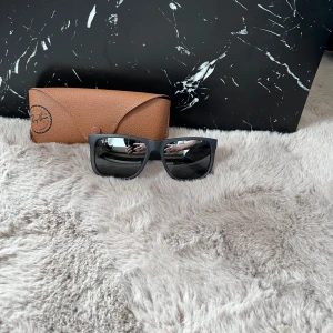 Ray-Ban Solglasögon  - Ray-Ban solglasögon i väldigt bra skick. Använd 4-5 gånger under förra sommaren. Ligger bara i garderoben nu.  Nypris ca 1100 kr  Model: RB 4165 Justin 852/88