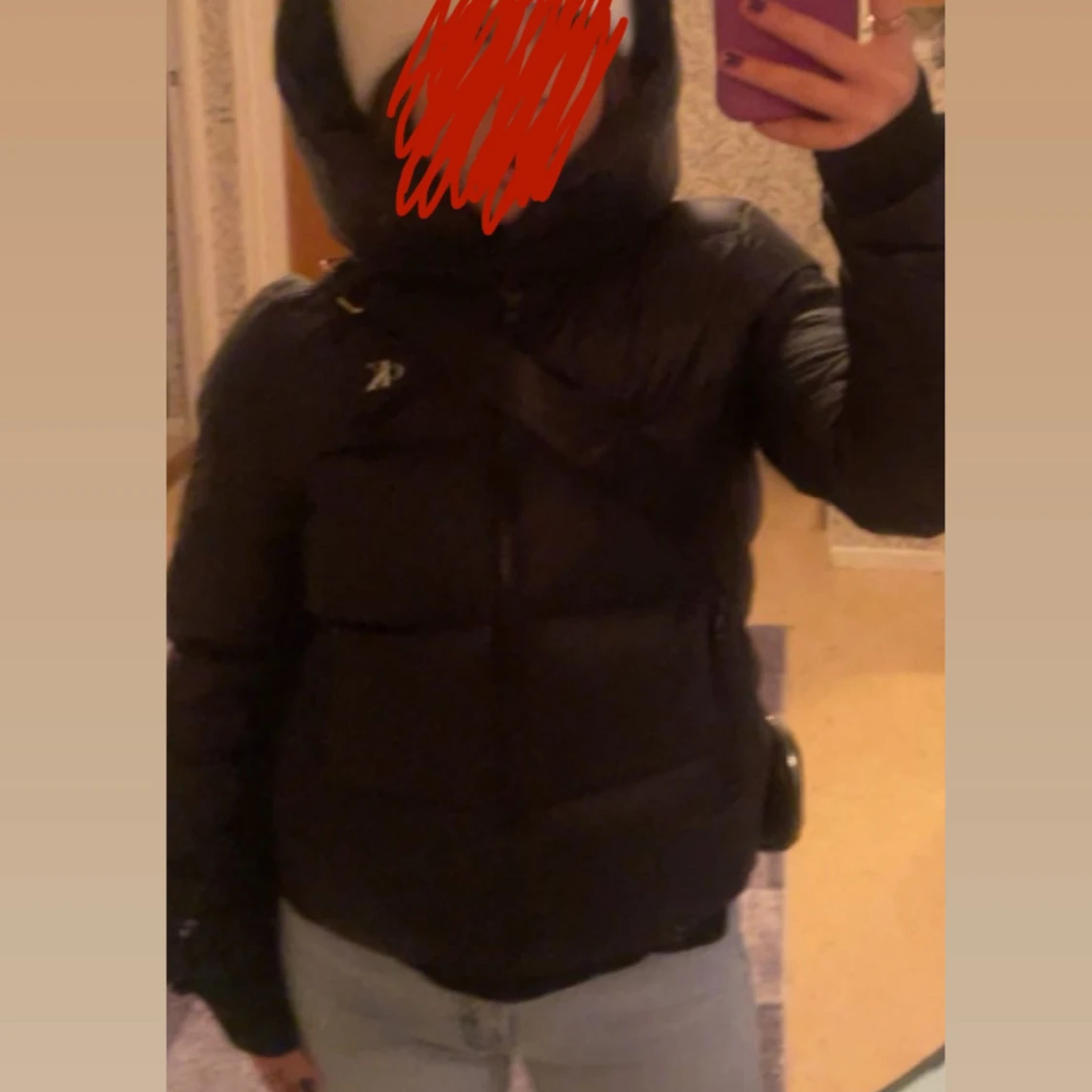 Svart pufferjacka med huva