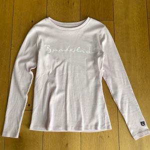 Ljusrosa långärmad tröja från Bondelid - Säljer en ljusrosa långärmad tröja från Bondelid i storlek xs. Aldrig använd.