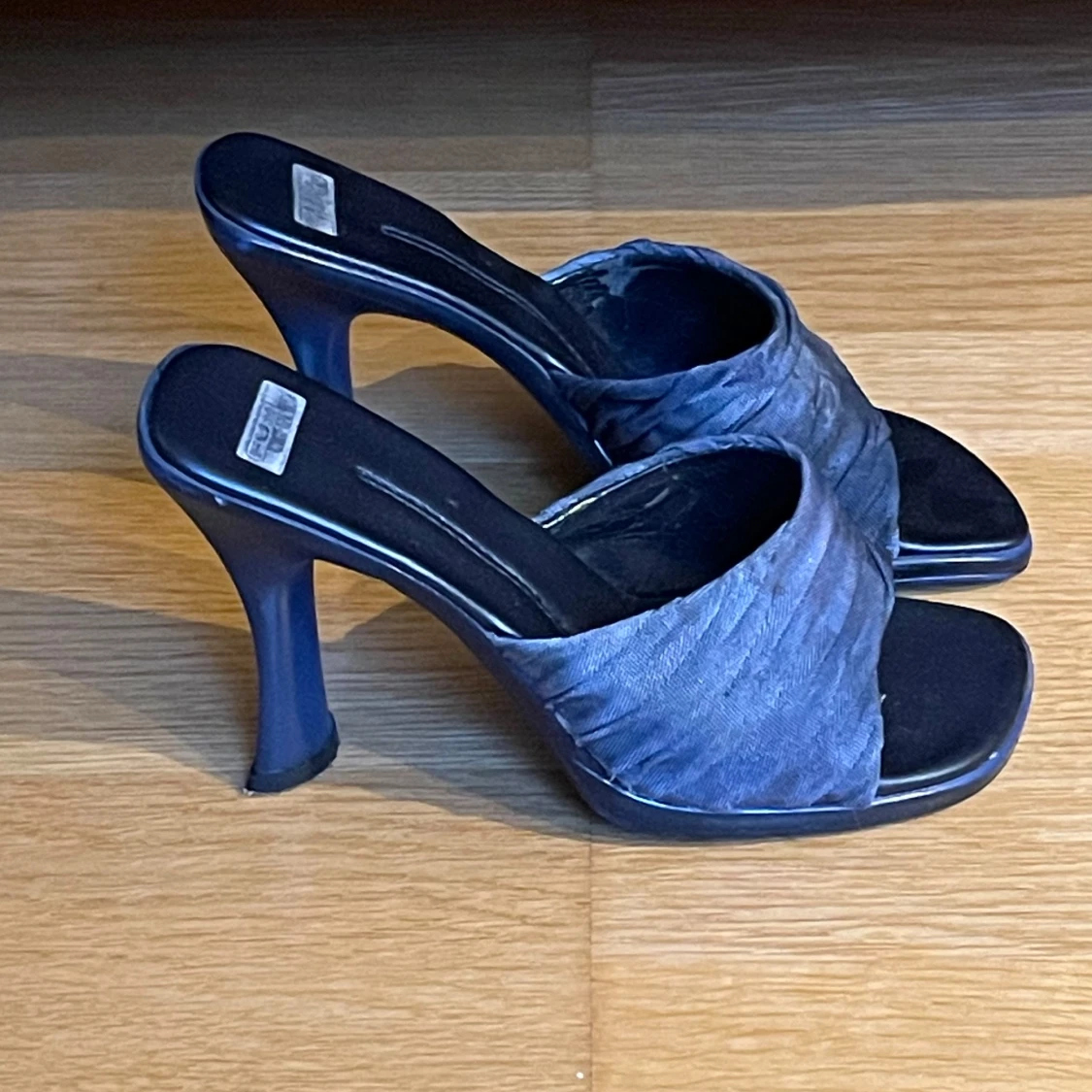 Pumps med öppen tå/sandaletter  - 1