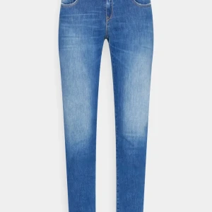 Replay jeans  - Säljer dessa replay jeans i modellen faaby. Jeansen är i slim fit och är i nyskick.