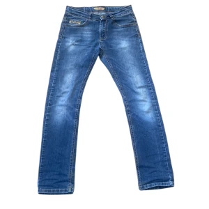 Blå jeans från Blue Effect -  Storlek:158 (barn) vilket motsvarar ungefär xs.                                       Jeansen har schyssta slitningar. Perfekta för alla typer av outfits. HÖR AV ER VID FRÅGOR😊. 