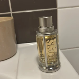 Hugo Boss The Scent Pure Accord Eau de Toilette 50ml - Fräsch och modern parfym från Hugo Boss, The Scent Pure Accord. Flaskan är genomskinlig med silverdetaljer och guldig vätska. Kommer i originalkartong. Volym: 50 ml.