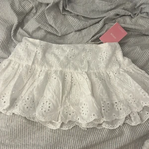 Kjol - Jätte fin kjol från design by Amor, aldrig använd och lapp kvar säljer då den inte passa helt. Den har inbygggda shorts och dragkedja