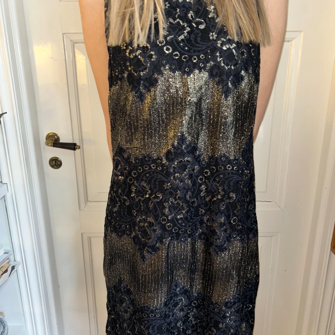 OASIS Svart och guldglittrig klänning med spetsdetaljer