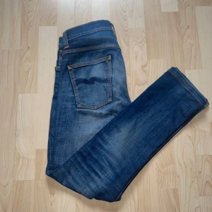 Nudie jeans - Tja säljer nu dessa riktigt feta nudie jeansen. Dom är storlek 30/34 och har en slitning vid knäet. Helt okej skick. Pris kan diskuteras, skriv om ni har några funderingar 🤩