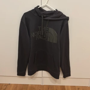 Svart hoodie från The North Face - Säljer en svart hoodie från The North Face med stor logga framtill. Fint skick. 