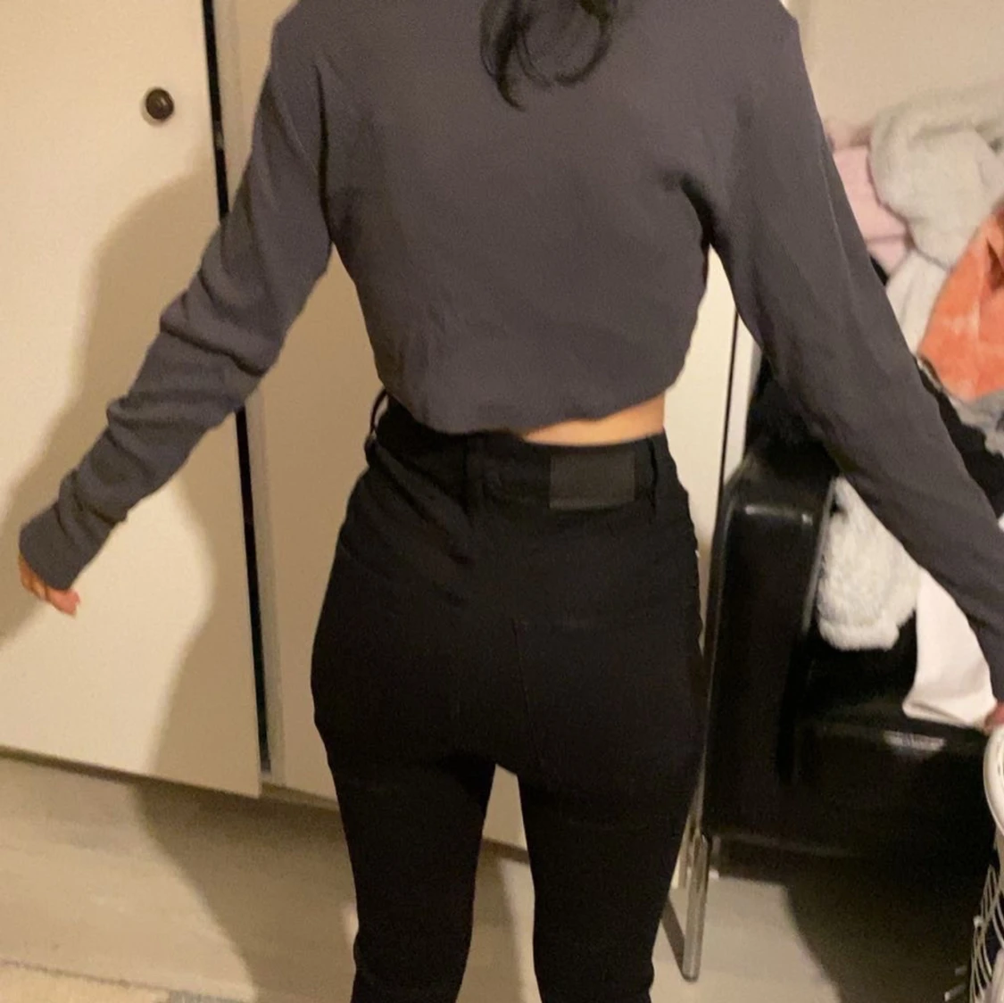 Mörkgrå croppad långärmad tröja - 1