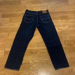 Levi's jeans W31 L32 - Mörkblå jeans från Levi's i storlek W31 L32. Jeansen är i mycket fint skick. Hör gärna av dig om du har någora frågor eller om fler bilder önskas!