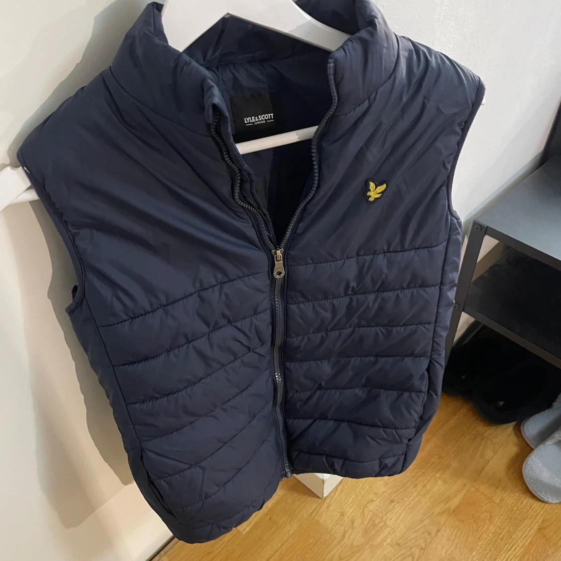 Mörkblå dunväst från Lyle & Scott  - 1