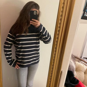 Mörkblå och vit randig tröja - Jätte fin randig tjocktröja, väldigt bra skick 