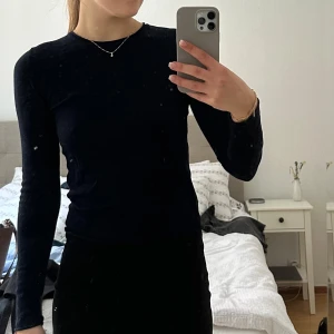 Marinblå tröja  - Säljer denna långärmade tighta marinblå tröjan från Zara i strl S. Använd ett par gånger men i super skick! 