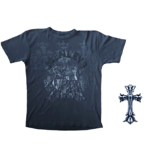 Affliction-liknande 00s t-shirt - Sjuk tisha från henleys i affliction-stil, passar S-M ‼️ I super-skick och bra kvalite, säljer eftersom den inte passade mig. tveka inte att skicka offers och frågor på DM 📬🤝