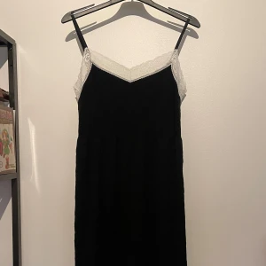 svart pyjamasklänning med spets - svart pyjamas klänning med vita spetsdetaljer. tunn och mjuk, perfekt för varma sommarnätter. aldrig använd och kommer från ett djur och rökfritt hem 🖤