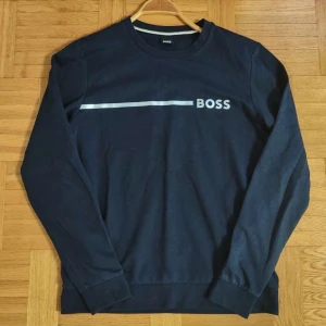 Boss Tröja, Storlek M - Mörkblå Långärmad från Boss till salu. Tröjan är i storlek M och väldigt bra skick, inga skador eller liknande. Hör av er för mer info/bilder. PRIS KAN DISKUTERAS!