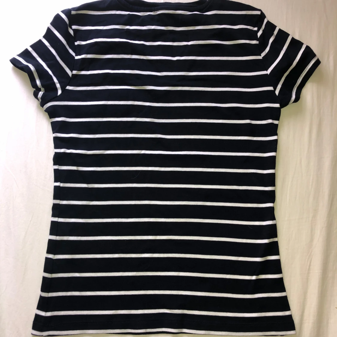 Navy-vitrandig t-shirt från Tommy Hilfiger - 3