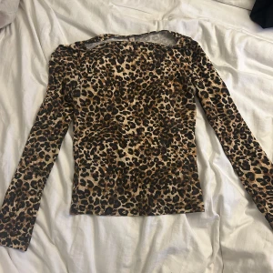 Leopard tröja Nelly  - Enkel långärmad leopard tröja från Nelly. Storlek S, strechig men samtidigt tajt. 