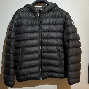 Colmar Jacka  - Säljer en svart pufferjacka från Colmar. Storlek 54 som motsvarar M/L. Jättefint skick
