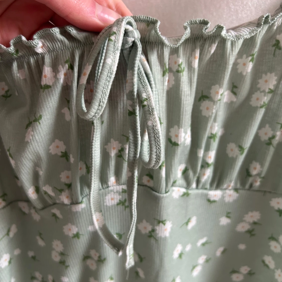 Ljusgrön kort blommig klänning  - 3