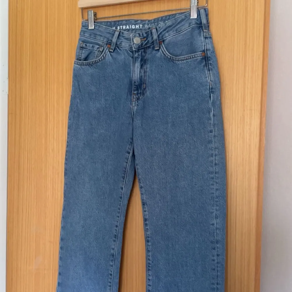Lågmidjade, raka jeans från Bikbok. Storlek 26, vilket motsvarar storlek 34 / 66 cm i midjemått. Innersöm: 76 cm💕. Farkut & Housut.