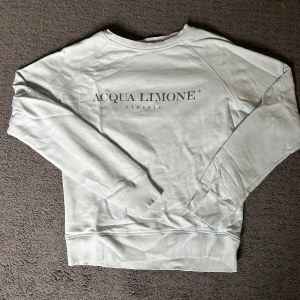 Ljusblå sweatshirt från Acqua Limone - Ljusblå sweatshirt från Acqua Limone. Tröjan har rund halsringning, långa ärmar och ribbade muddar vid ärmslut och nederkant. Perfekt för en avslappnad stil Färgen på tröjan är ljusblå, är lite mer blå i verkligheten 🙌🏻 Storlek M men passar L också Använd fåtal gånger och har nu legat ihopvikt under en längre tid därav rynkorna, men det försvinner lätt! Inga tecken på användning vad jag ser ☺️ Nypris 1099kr   Vid frågor är det bara att höra av sig och priset går alltid att diskutera🙌🏻💞
