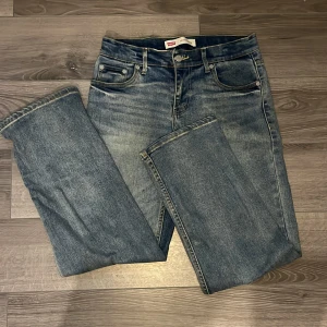 Levi’s ”loose taper” - Säljer ett par Levi’s jeans. Passform loose. Fint skick. Köpta på kidsbrandstore. Skriv dm vid funderingar .
