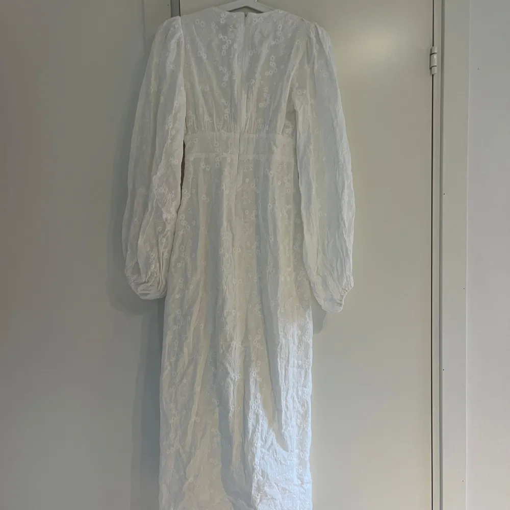 Positano Dress från Adoore i stl 32. Klänningen är inte använd men prislapp är ej kvar. Säljer pga fel storlek. Passar perfekt till student eller till sommaren. Nypris 1695kr. Mekot.