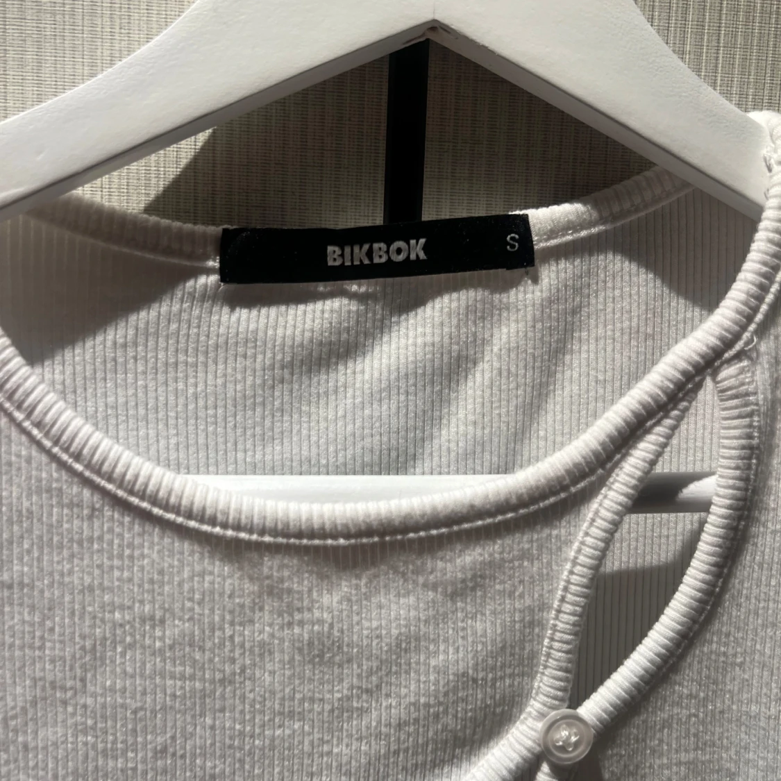 Vit ribbad topp med cut-out från BikBok - 1