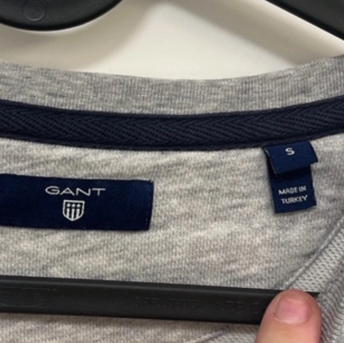 Grå sweatshirt från GANT med broderad logga - 1