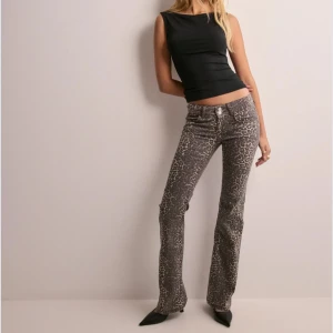 Leopardmönstrade bootcut jeans - Säljer ett par snygga låg midjade bootcut jeans med leopardmönster.Perfekta för dig som vill sticka ut med din stil.🫶🏽🫶🏽