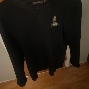 Svart sweatshirt från morris - Svart långärmad tröja från Morris med broderad logga i gult på bröstet. Klassisk och stilren modell, väldigt trendig. Skick 10/10 säljer den pågrund av att den är för liten 😁