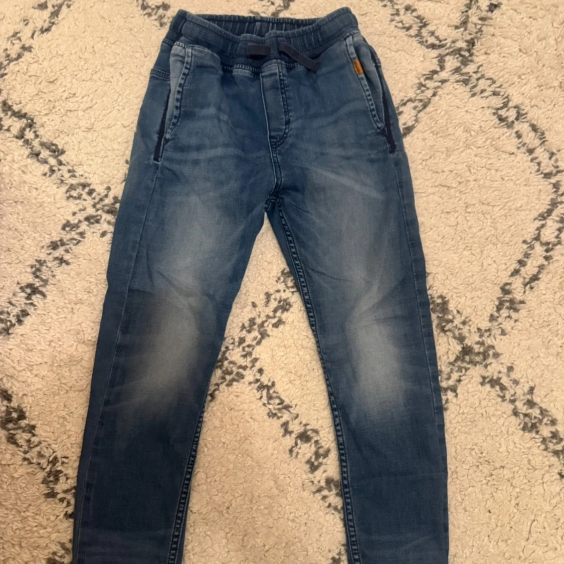 Tre par byxor i olika färger och stilar - 3