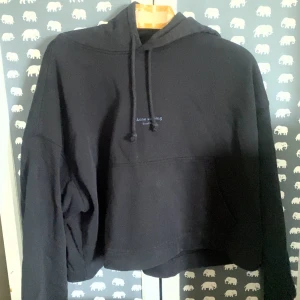 Acne hoodie  - Acne hoodie, modell ” joghy”- ”boxig” modell! Skriv för mer bilder 🩷 (banden är INTE olika långa)