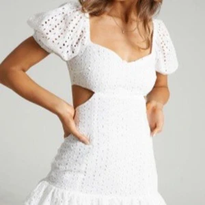 Broderie anglaise studentklänning cut outs - Superfin klänning perfekt till studenten. 💘broderie anglaise  och cut outs i midjan. Märket är showpo och den är i storlek 42 men jag har sytt in den så den är en mindre 40 nu. 