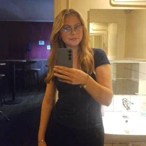 Mörkblå topp från Bubbleroom - Säljer en mörkblå topp från Bubbleroom med korta ärmar och en snygg, något figurnära passform 💕 Använd typ 3 gånger ❤️