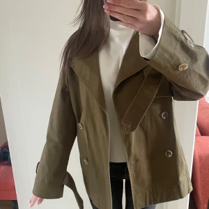 grön trenchcoat - en superfin trench! saknar bältet därav priset🩷
