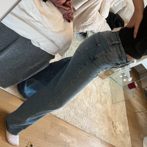 Blåa wide leg jeans från Only - Säljer ett par blåa jeans från Only, helt nya med alla lappar kvar.