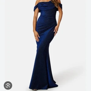 Balklänning - Balklänning från Goddiva, nypris 1199kr. Aldrig använd, prislapp finns kvar. Stretchigt material