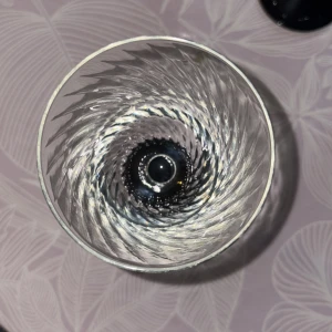 Sex vinglas med svart fot och mönstrad kupa - Säljer sex stilrena vinglas med svart fot och transparent kupa med spiralformat mönster. Glasen har en klassisk form och passar perfekt till middagsbjudningar eller som snygg detalj i vitrinskåpet.