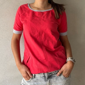 Röd kortärmad topp - Såå fin tröja!❣️❣️❣️