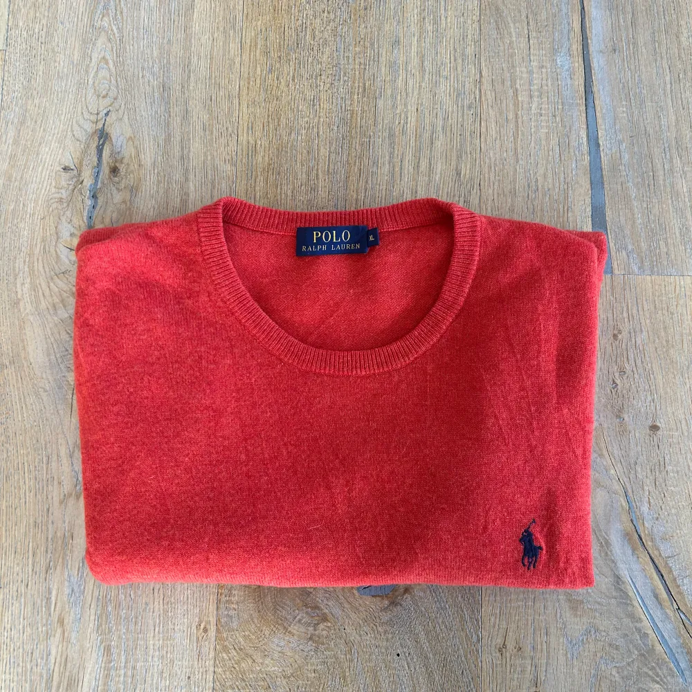 Säljer en Ralph Lauren sweater. Tröjan är orange och av merinoull. Tröjan är i bra skick, men har ett väldigt litet hål som syns på bilden. Storlek L. Priset kan diskuteras. . Neuleet.