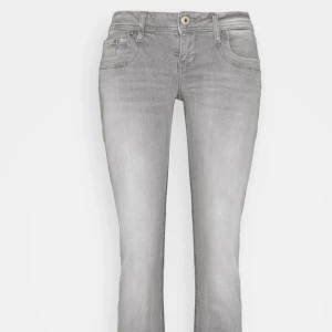 Ltb valerie bootcut jeans low waist - Säljer mina Ltb byxor då dom inte Kmr till användning modellen valerie som är väldigt svåra att få tag på stl 25\32 . Frågor kring mått o liknade får ni bara kolla på zalando då jag inte vet dom !först till kvarn ☺️600+frakt  !köptes för över 1år sedan för 949kr men mest legat i garderoben då dom aldrig riktigt passat 
